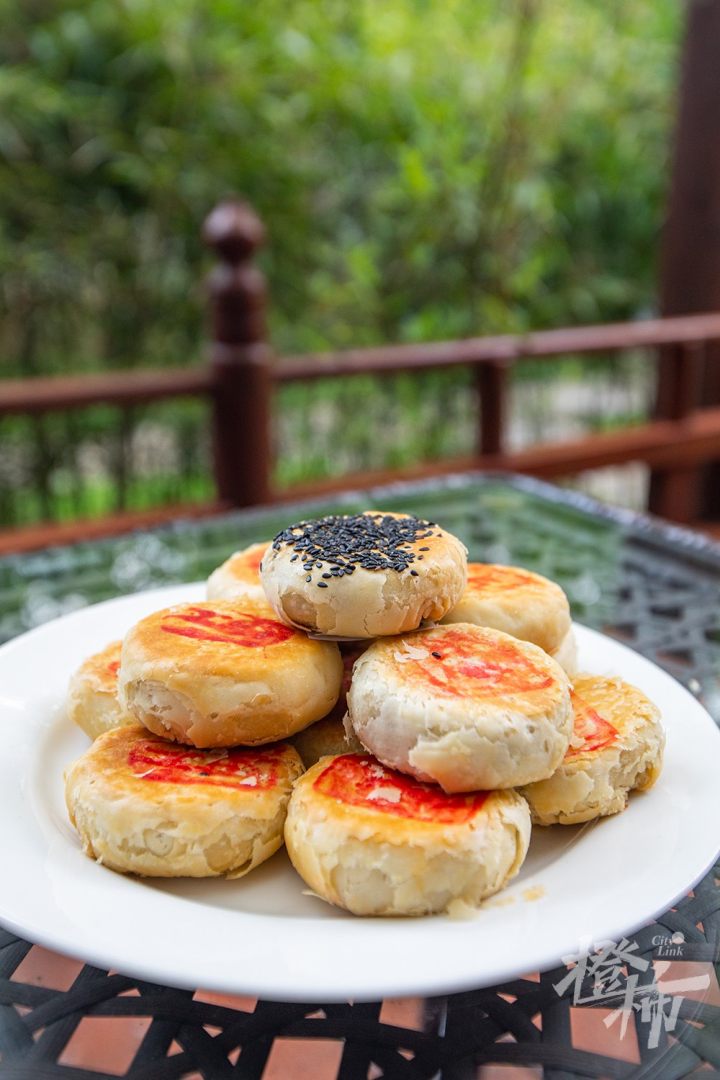 杭州各大寺庙“筒儿月饼”陆续开售!橙柿独家探访中天竺“月饼厨房”:吃货最惦记的素月饼是怎么做出来的?