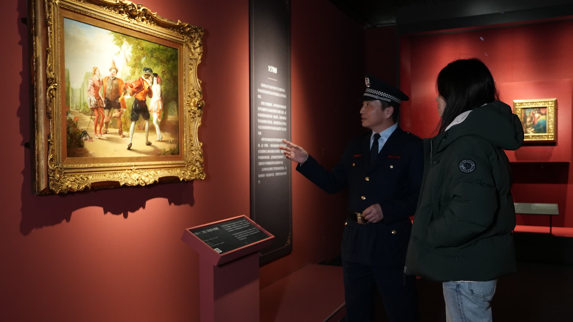 不光保护展品，讲解也在行！国家大剧院展厅保安很有“艺术范儿”