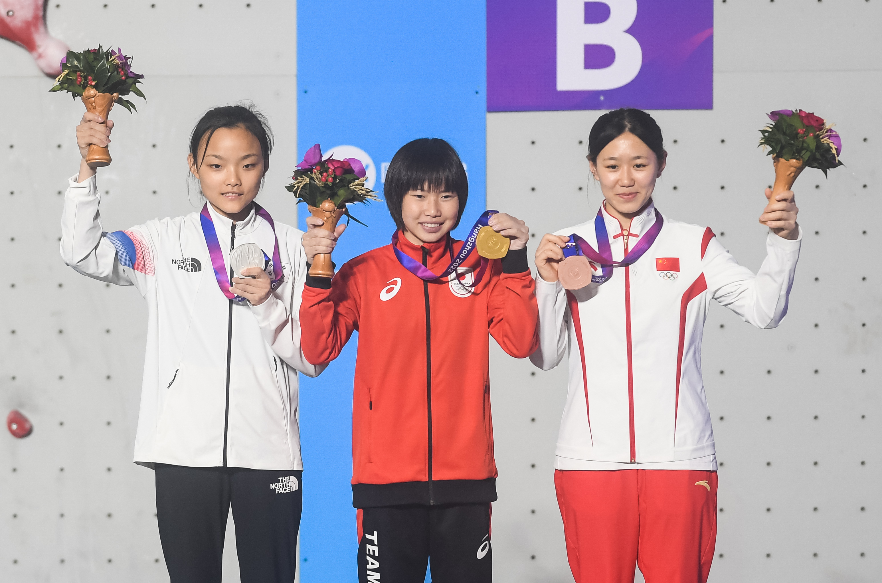 追光丨三根手指骨折，攀岩“天才少女”度过至暗圆梦巴黎