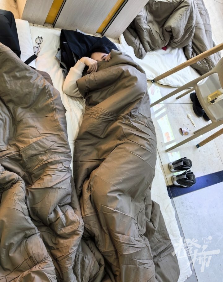 *疆新**旅游遭遇“风吹雪”！近千人在服务区打地铺过夜，上海姑娘向橙柿讲述被困沙漠腹地经历……