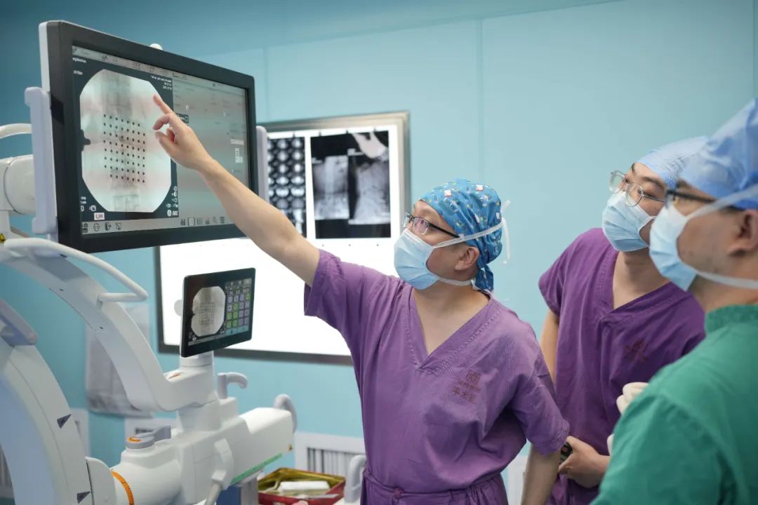 智能多功能骨科手术机器人,智慧微创骨科